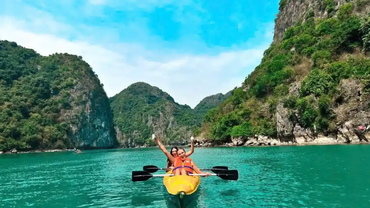 Bahía de Halong y Bahía de Lan Ha: Crucero en barco de 5 estrellas + Comida + Traslado opcional Operado por SST TRAVEL