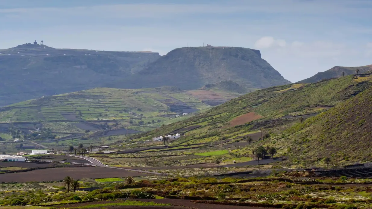 Vulkan La Corona und Famara-Klippen: Geführte Tour + Transfers Bereitgestellt von Canary Trekking