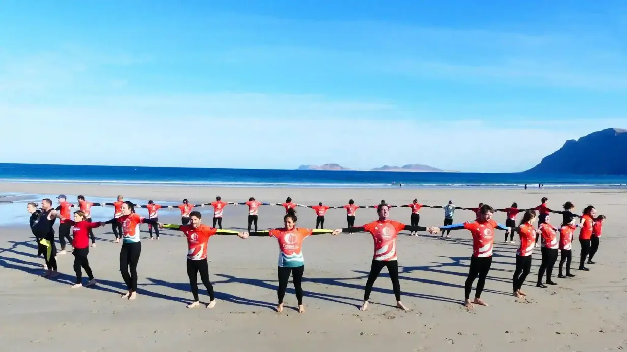 Spiaggia di Famara: Lezione di surf Fornito da SURF SCHOOL FAMARA SLU