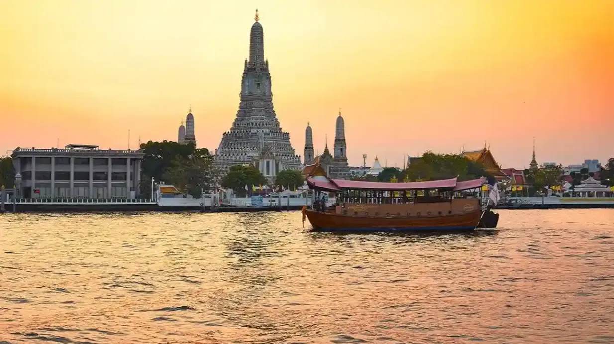 Bangkok: Río Chao Phraya Manohra Paseo en barco con cena al atardecer
