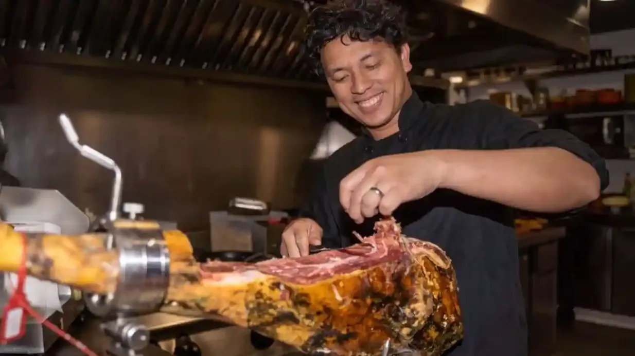 Barcelona: Small Group Guided Tapas & Wine Tour