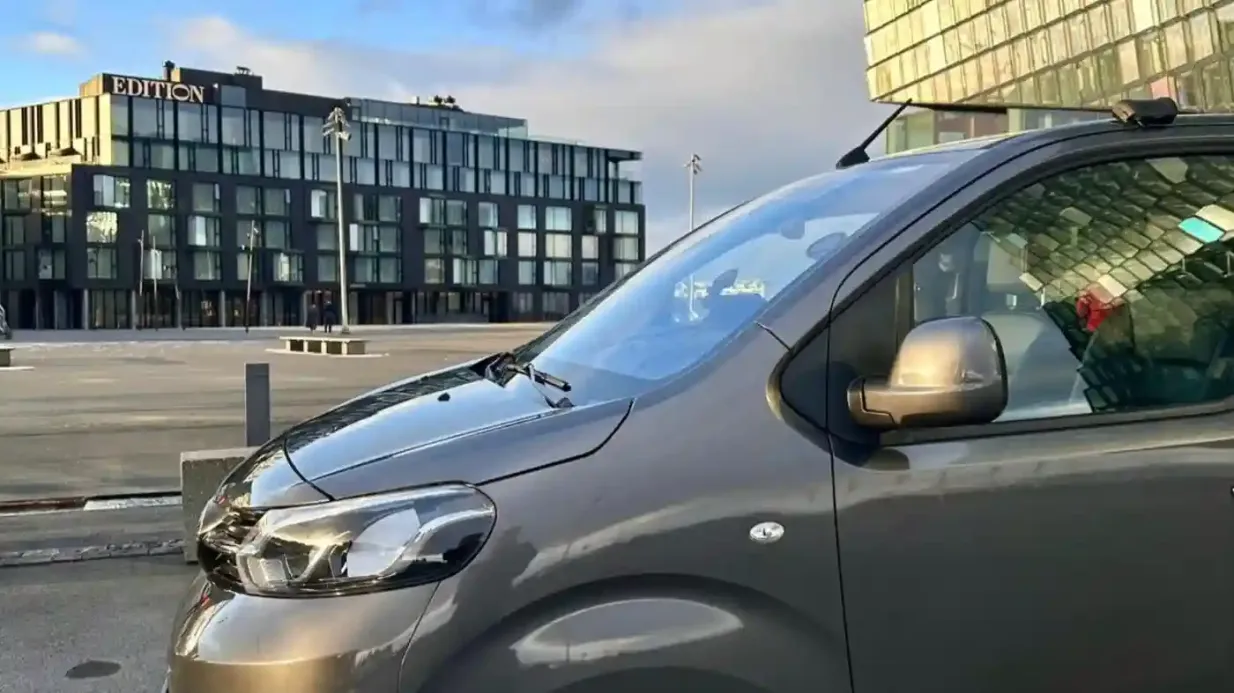 Terminal crociere di Skarfabakki: Trasferimento privato di sola andata dall'aeroporto di Keflavík Fornito da B2cute Transfer