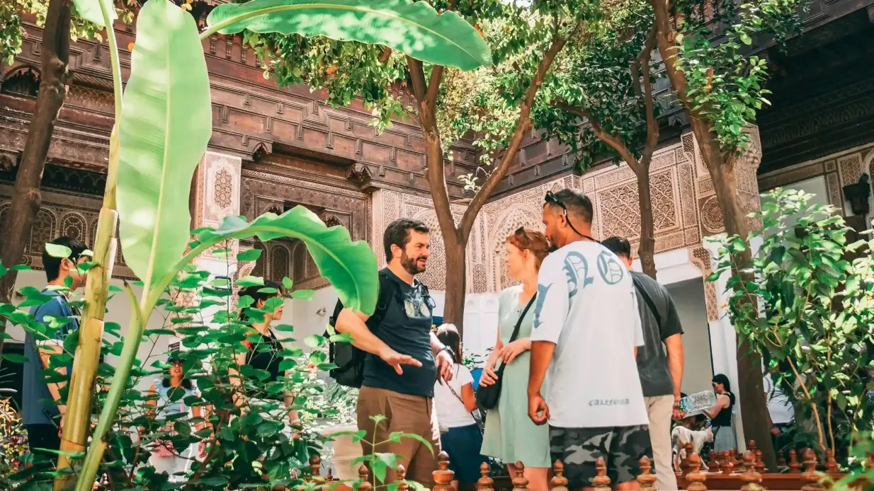 Marrakech: Visita guiada a pie + Entrada al Palacio de la Bahía y Madrasa Ben Youssef Operado por Gofora LLC - €