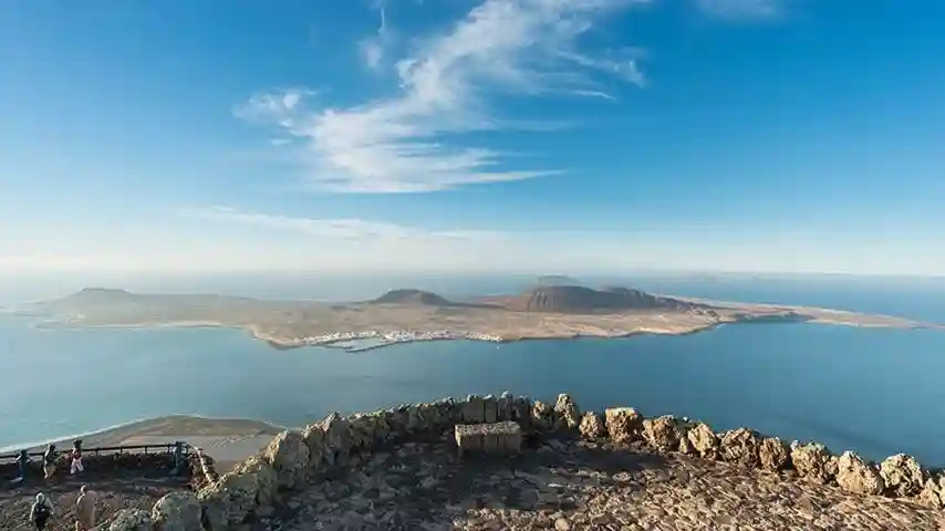 La Graciosa & Lagomar: Day Tour from Lanzarote + Lunch Provided by Lineas Romero