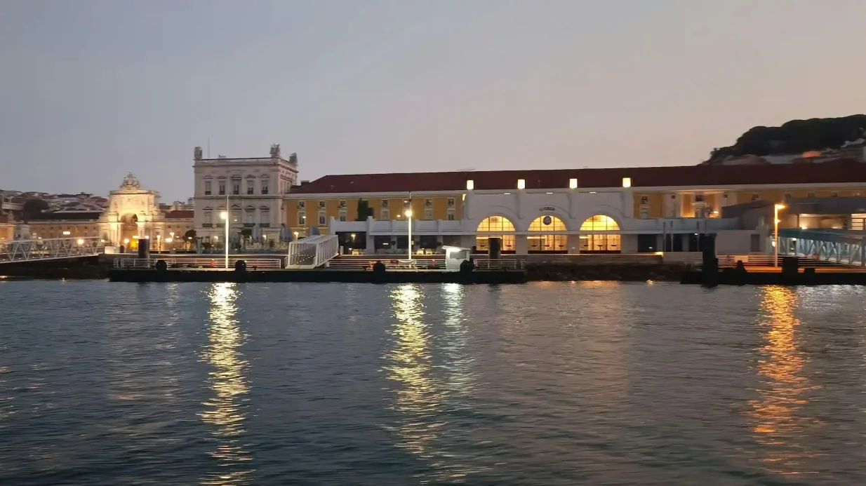 Lisboa: Passeio de barco guiado ao pôr do sol a partir de Cascais + Bar Aberto Organizado por Essência Oceanica, Lda
