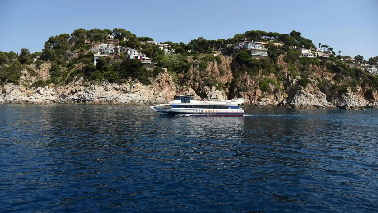 Tossa de Mar: Roundtrip Boat from Lloret de Mar Provided by DOFITOURS, S.L.