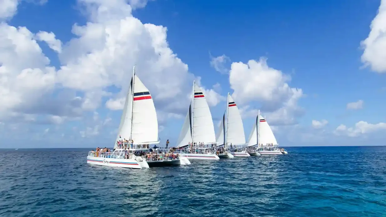 Cozumel: Paseo en barco con comida y bebidas ilimitadas Operado por Experiencias Xcaret Web, SAPI de CV