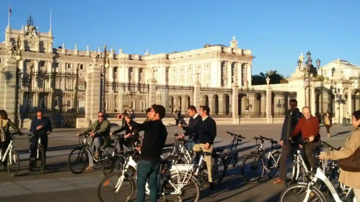 Madrid: Passeio guiado noturno em bicicleta eléctrica