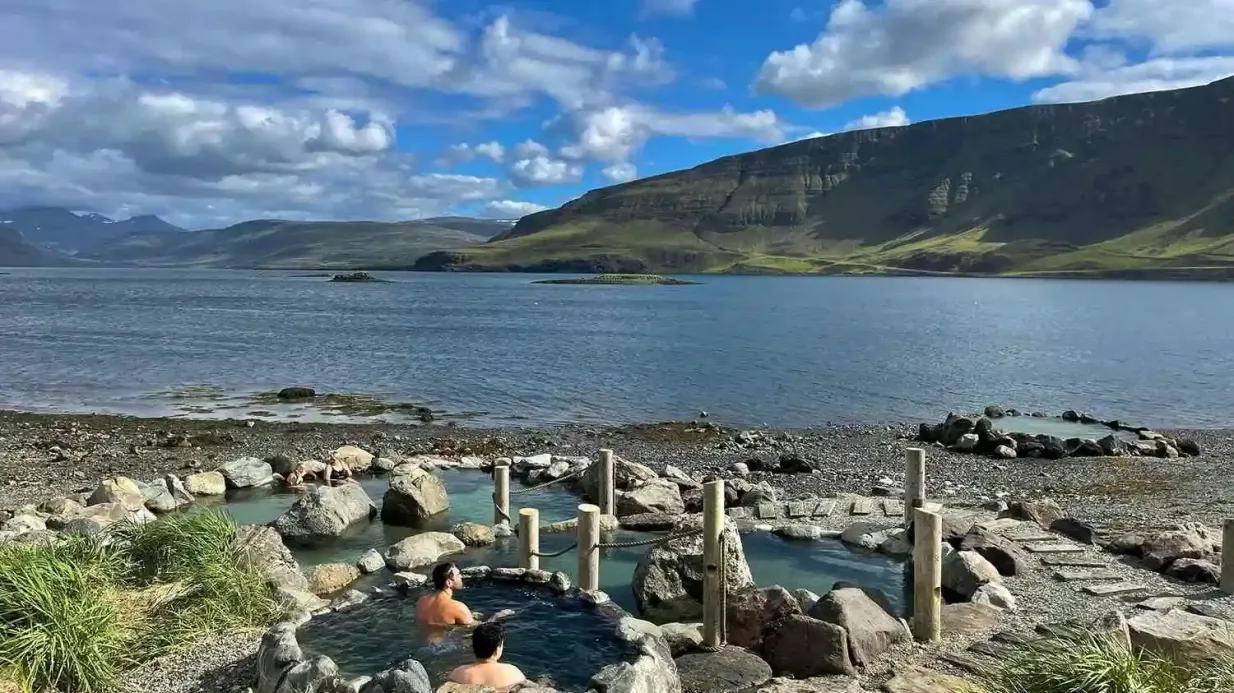 Sorgenti termali di Hvammsvík: Biglietto d'ingresso + Viaggio di andata e ritorno Fornito da Hvammsvik Sjobod ehf