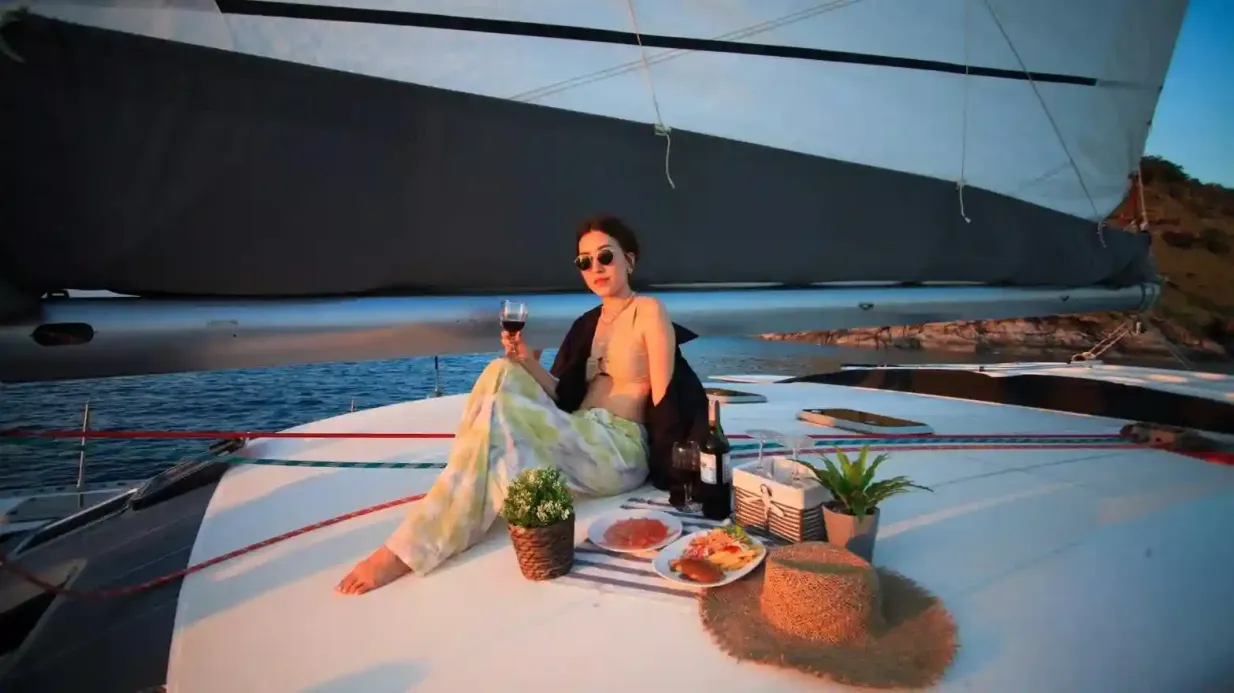 Phuket: Koh Hey Sunset Katamaran-Kreuzfahrt + Abendessen + Transfer