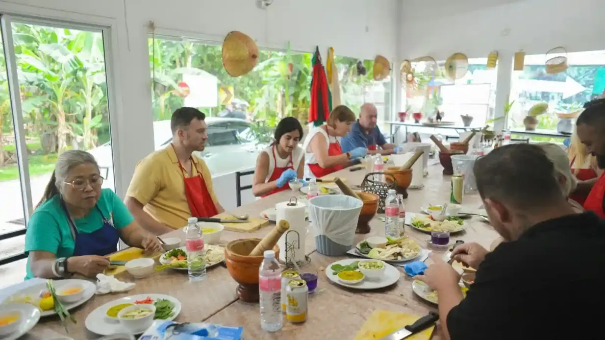 Phuket: Clase de Cocina Tailandesa con Paseo por el Mercado + Traslados Operado por [Oh-Hoo] SiamScapeJourneys co.,ltd.