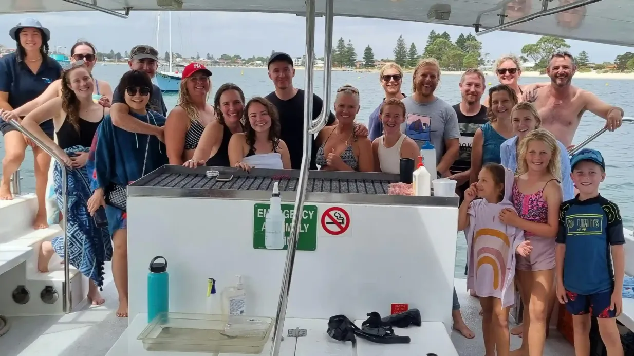 Perth: Paseo en barco guiado + Nado con delfines salvajes + Comida