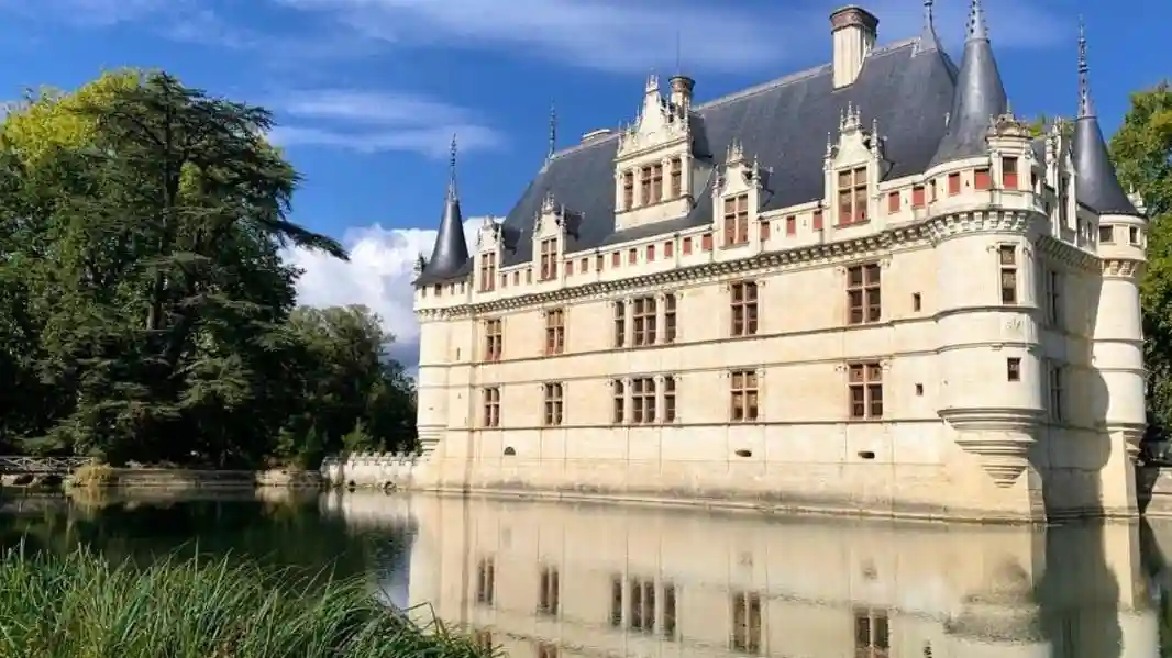 Castillo de Azay-le-Rideau y Jardines de Villandry: Excursión guiada desde Tours Operado por A la Française Tourisme