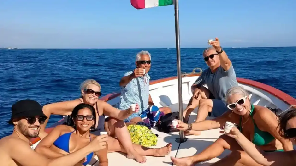 Capri: tour in barca per piccoli gruppi + spuntini e bevande Fornito da ARCADIA EMME VIAGGI SRL
