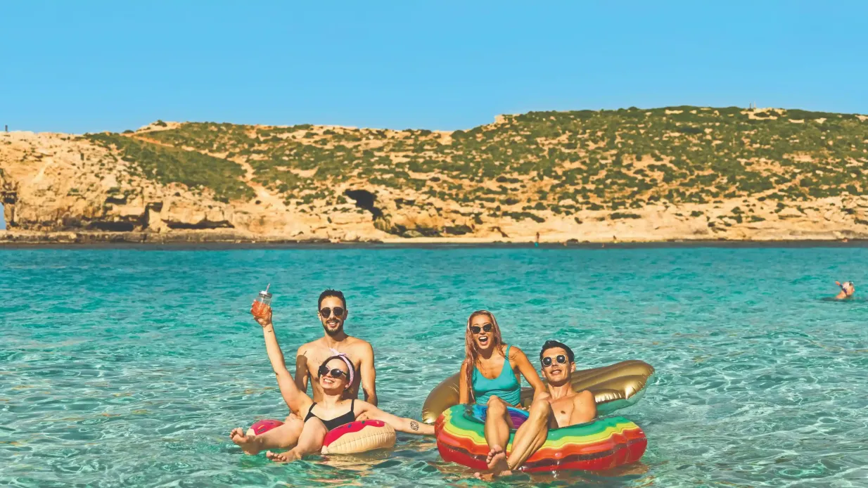 Comino: Paseo en barco al atardecer Operado por Capitan Morgan Operators Ltd