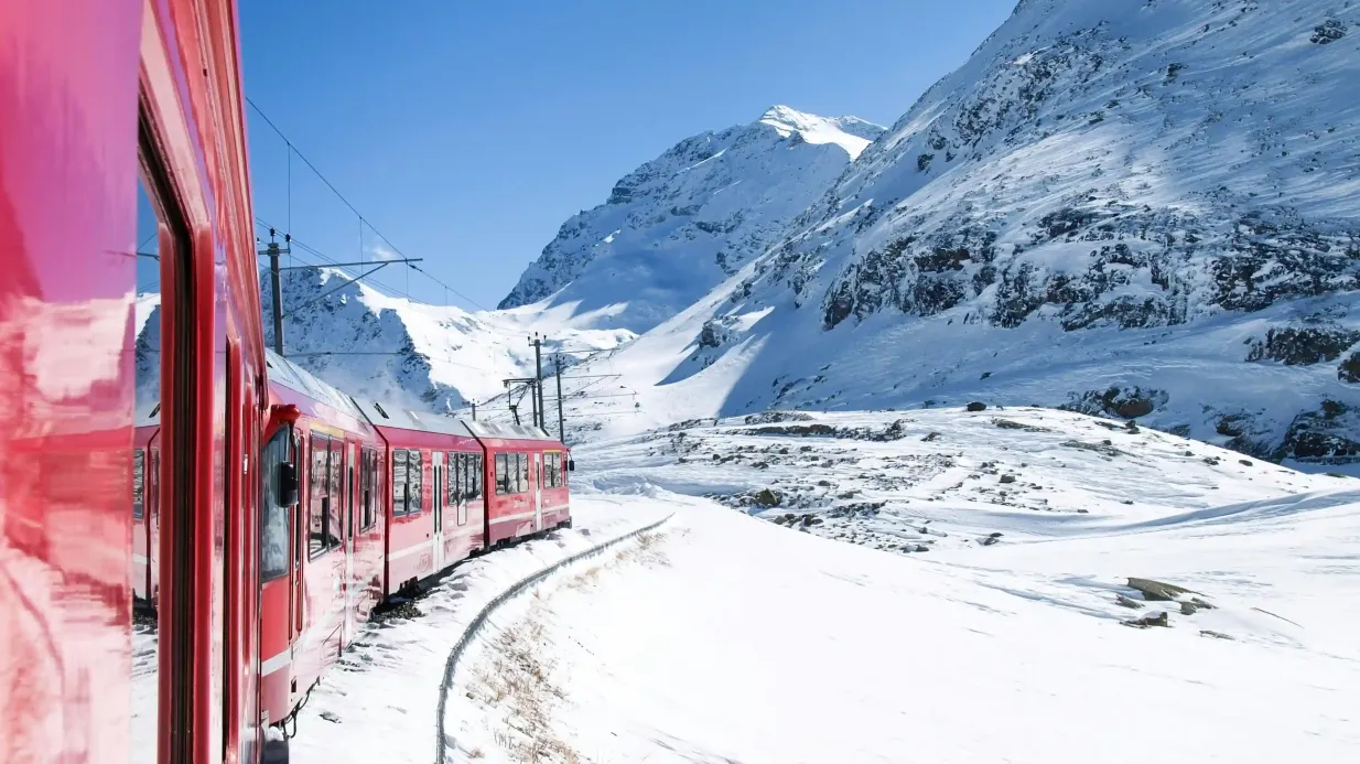 St. Moritz: Tour guidato in giornata da Milano + biglietto Bernina Express