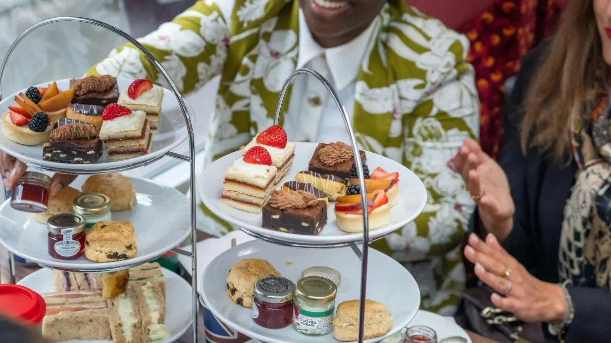 PG Tips Afternoon Tea + Sightseeing Bus Tour mit Buckingham Palace State Rooms