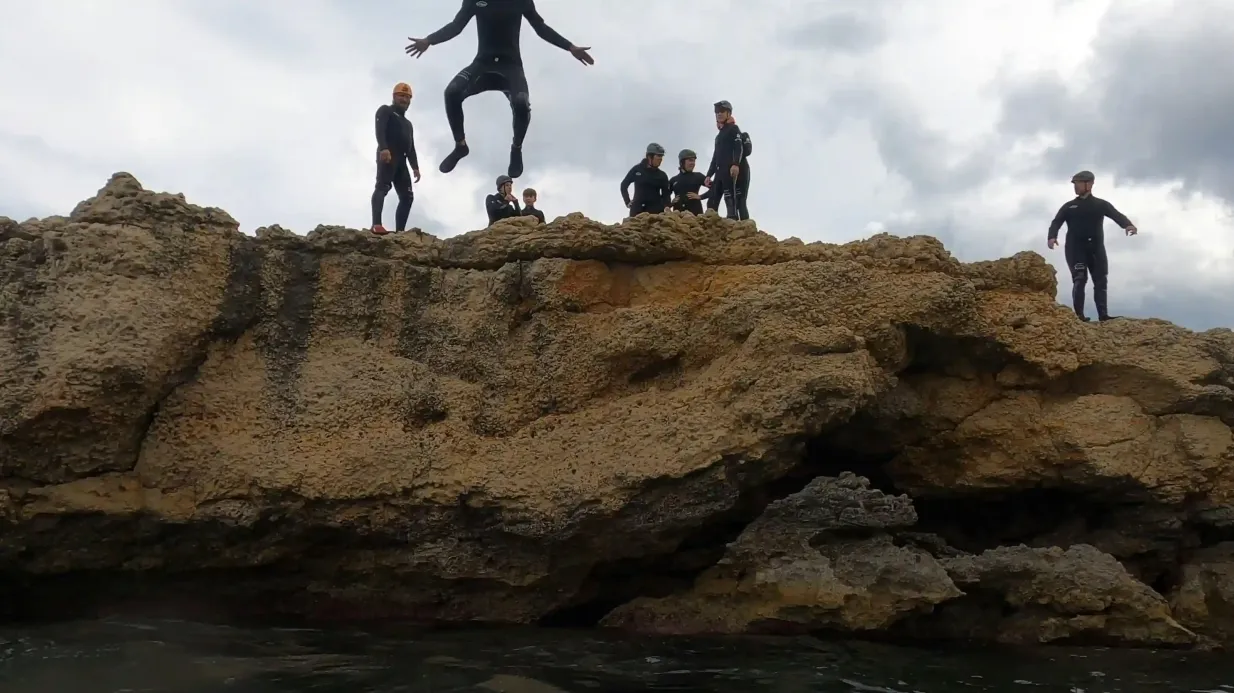 Alcudia: Coasteering-Erlebnis Bereitgestellt von AVcaving-mallorca ESPJ