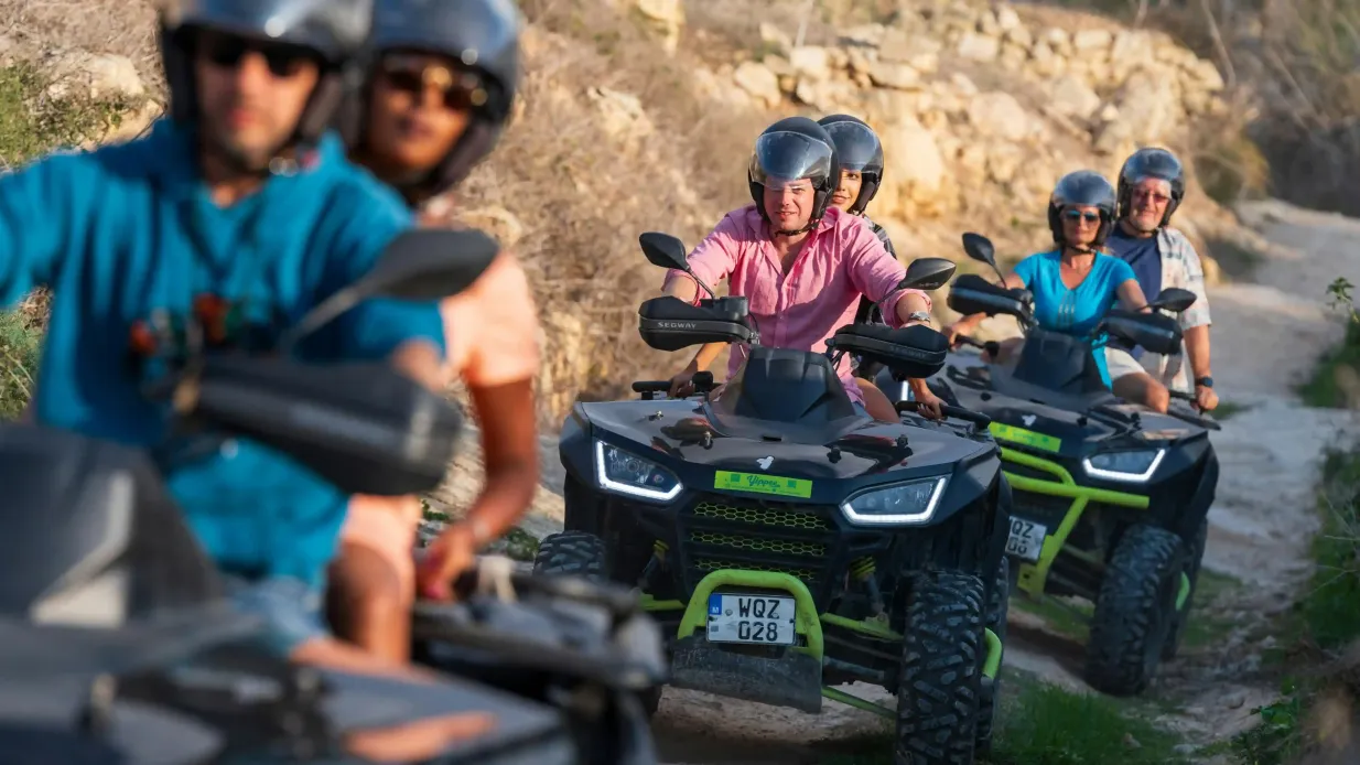 Gozo: Paseo guiado en quad + Traslados + Paseo en barco por Comino + Almuerzo Operado por Cominology Ltd