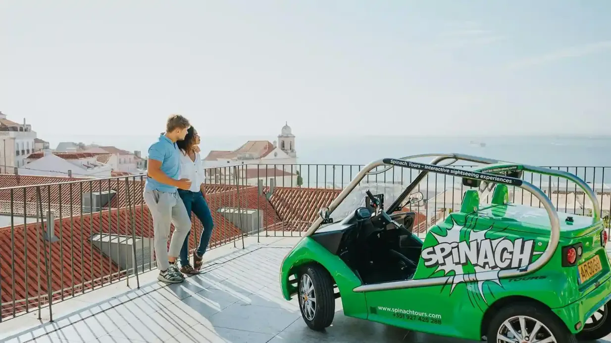 Lissabon: Selbstgeführte Elektroauto Tour + Audioguide Bereitgestellt von Boost Urban Thrills SA