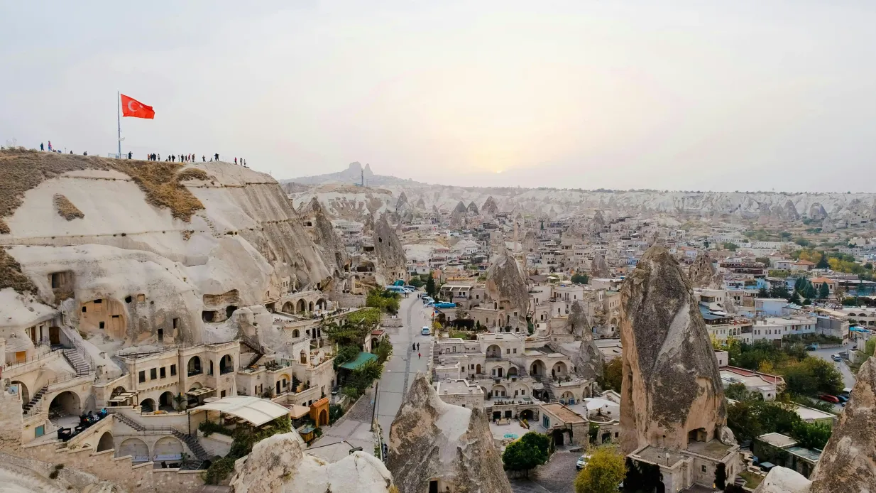 Capadocia: Excursión Roja Guiada de Día Completo Operado por Travelpedia Turizm Tasimacilik Ticaret Limited Sirketi