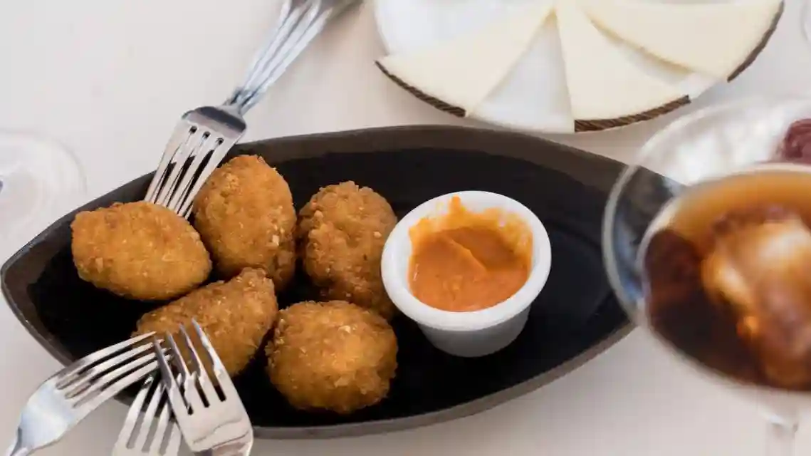 Madrid: Guided Evening Tapas Crawl