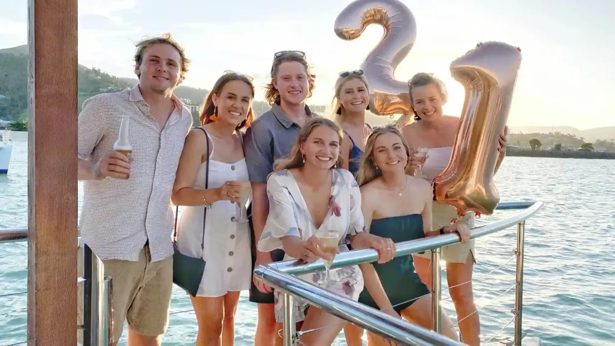 Airlie Beach : Croisière au coucher du soleil avec vin mousseux Fournie par Iconic Whitsunday Adventures