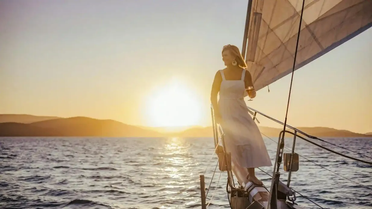 Airlie Beach: Esperienza di vela al tramonto per soli adulti Fornito da Iconic Whitsunday Adventures