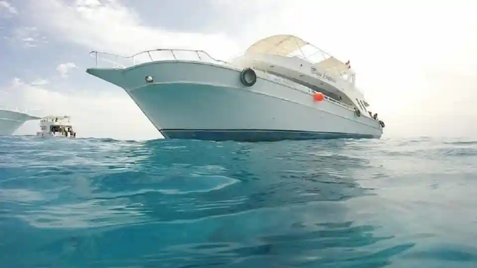 Orangenbucht: Geführte Bootstour + Schnorcheln & Wassersport + Transfer + Mittagessen
