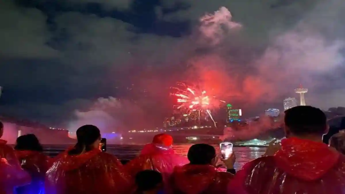 Cascate del Niagara: Tour serale a piedi con tour in barca e cena con fuochi d'artificio Fornito da See Sight Tours