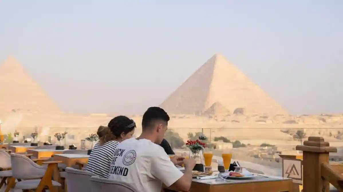 Cairo: Dinner at The Great Pyramid Inn + Transfers Provided by FTS TRAVELS