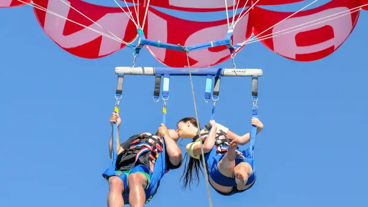 Albufeira: Experiencia guiada de Parasailing Operado por Várzeamar – Actividades Marítimo Turisticas SA