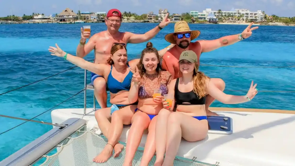 Cancún: Excursión en Catamarán con Snorkel, Comida Buffet y Bebidas Operado por M L R CONCIERGE SERVICES CO. L.L.C