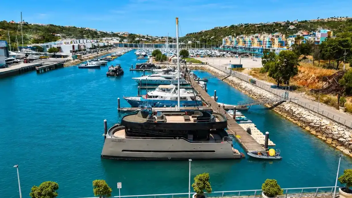 Grutas de Benagil: Passeio de barco guiado a partir de Albufeira + Brunch + Bar aberto Organizado por Várzeamar – Actividades Marítimo Turisticas SA