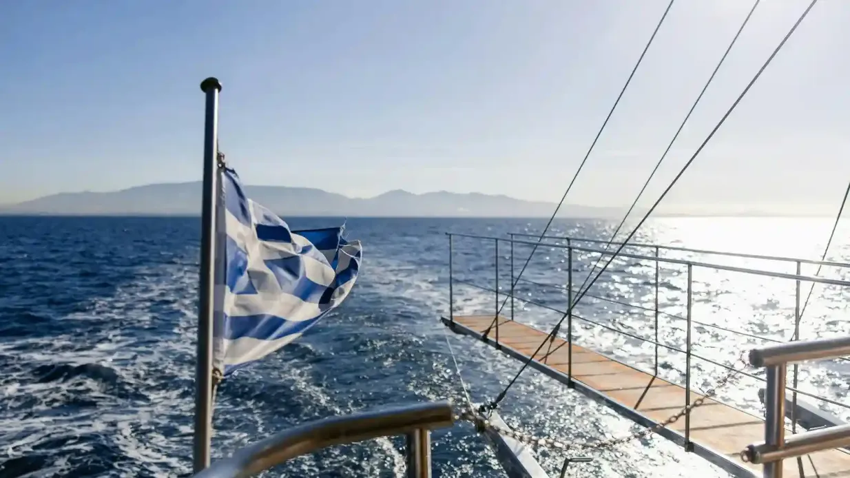 Riviera von Athen: Halbtägige Bootstour mit Mittagessen, Getränken und Badestopp Bereitgestellt von All Day Cruise