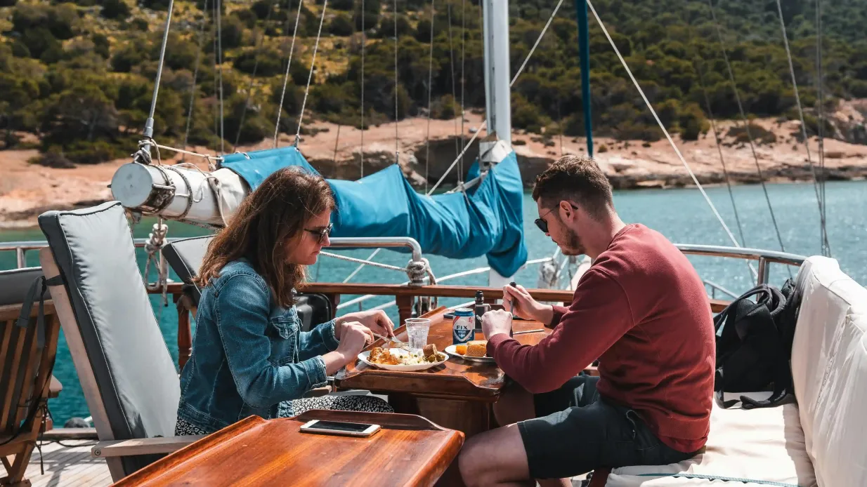 Riviera von Athen: Halbtägige Bootstour mit Abendessen, Getränken und Badestopp Bereitgestellt von All Day Cruise