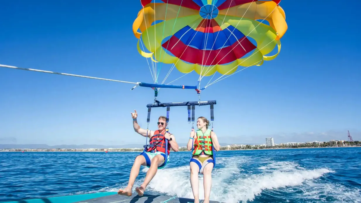 Salou: Esperienza di parasailing Fornito da VELERO AZUL S.A.