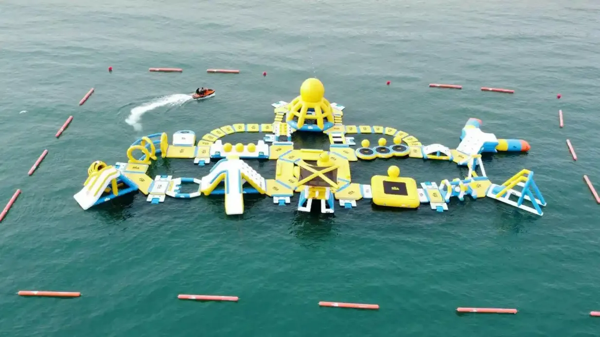Salou: esperienza di parco acquatico gonfiabile Fornito da VELERO AZUL S.A.