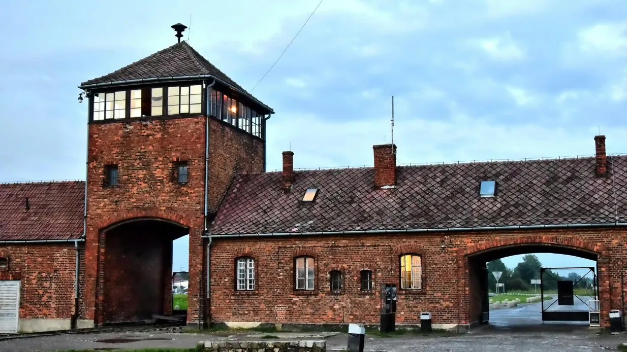 Auschwitz-Birkenau: Visita autoguidata + Trasporto