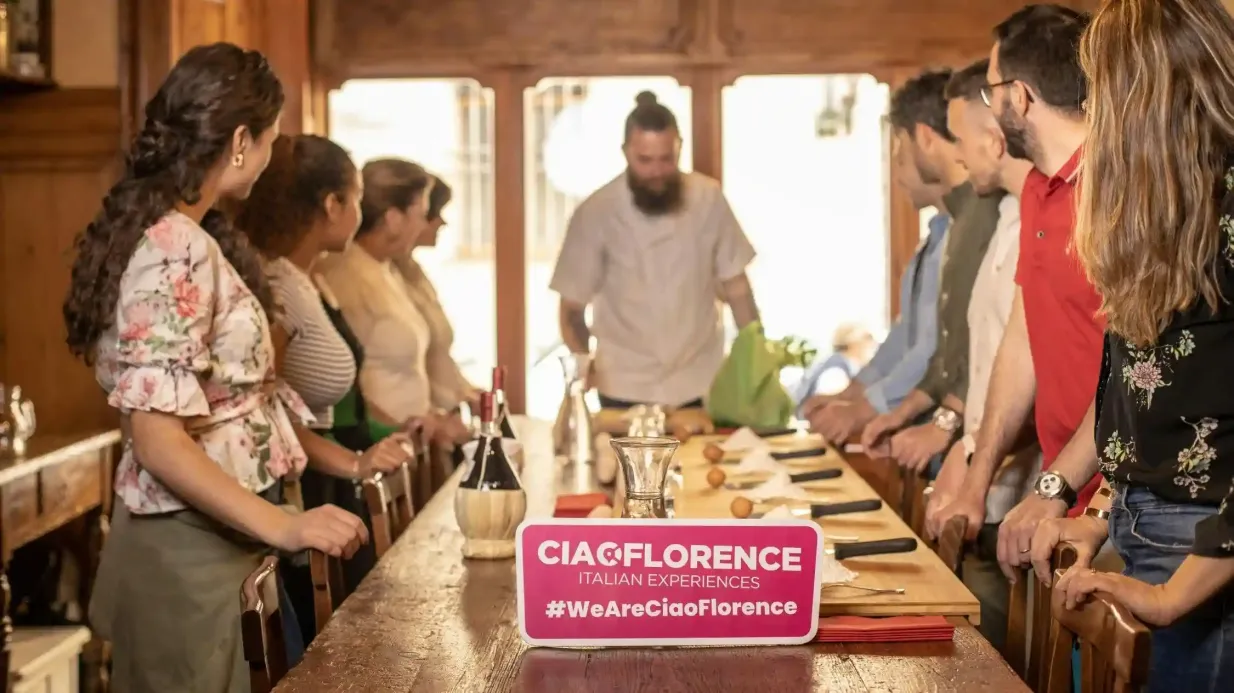 Florencia: Clase de cocina en grupo reducido + Vino ilimitado + Visita opcional al mercado