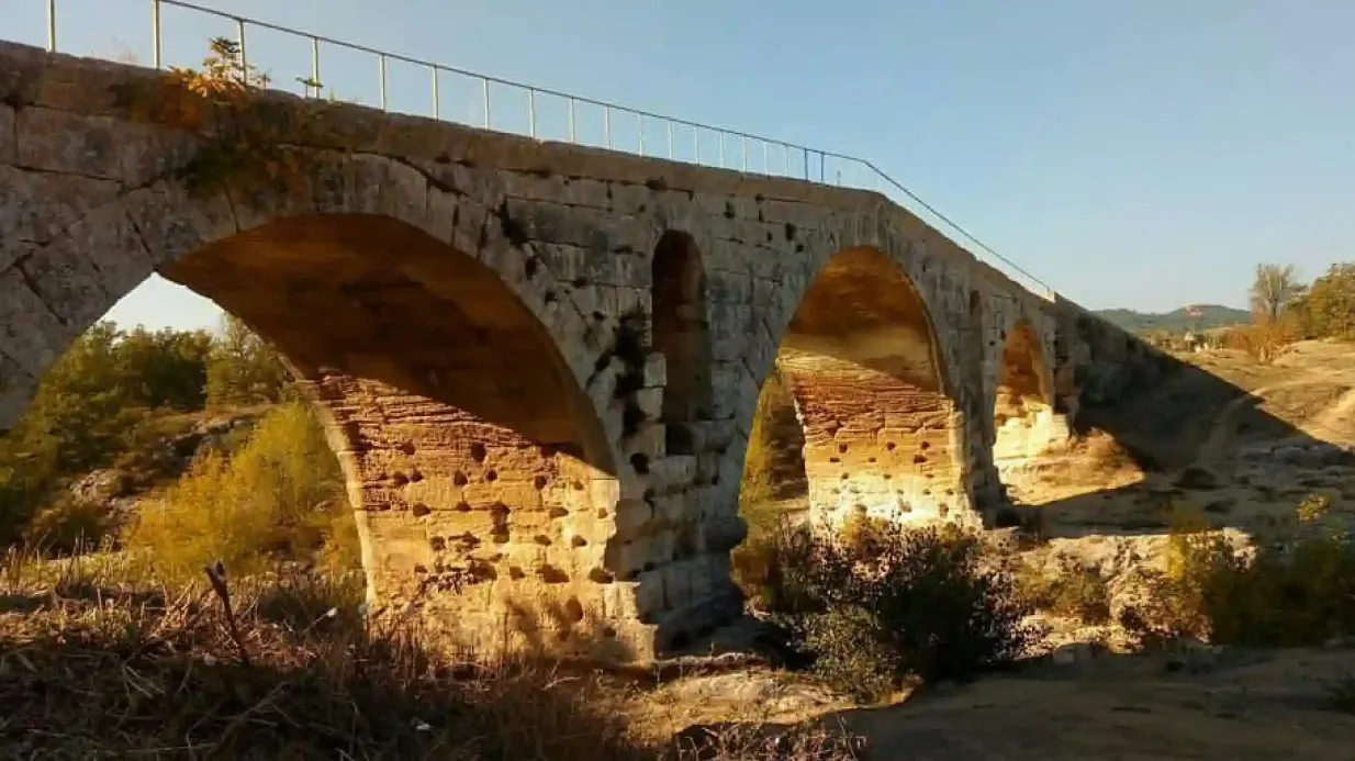 Provence: Guided Day Tour from Avignon + Pont du Gard Entry