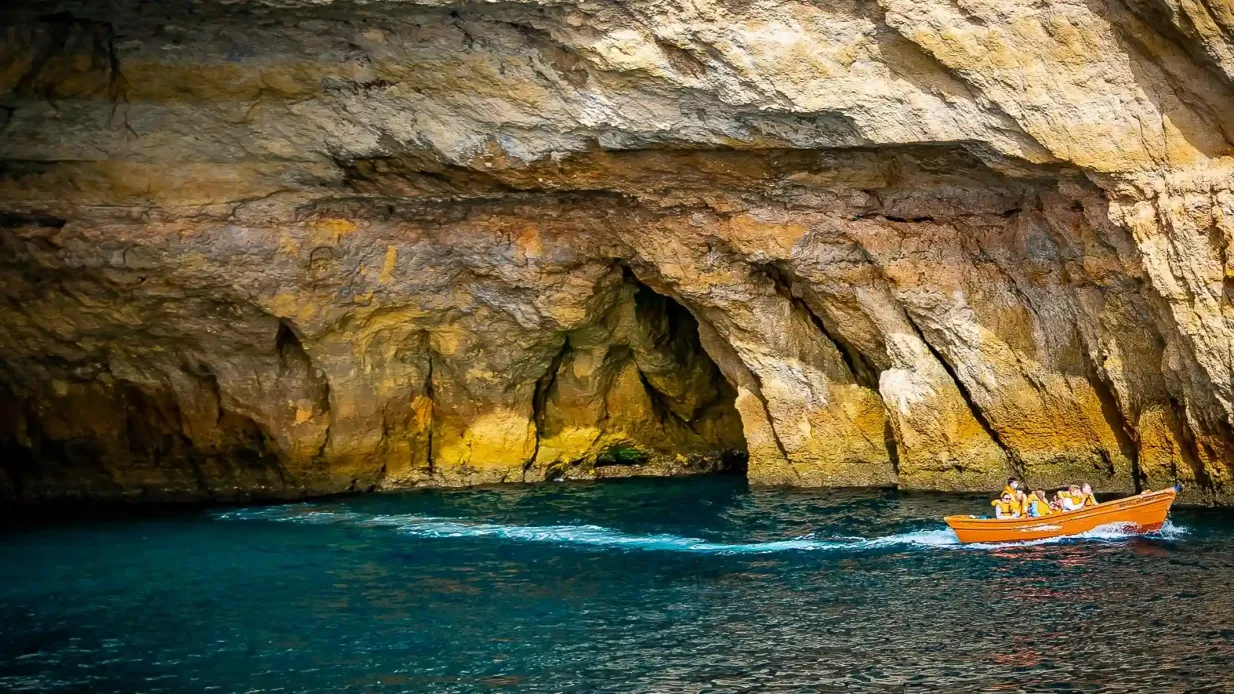 Benagil: Crociera mattutina nelle grotte con la nave pirata