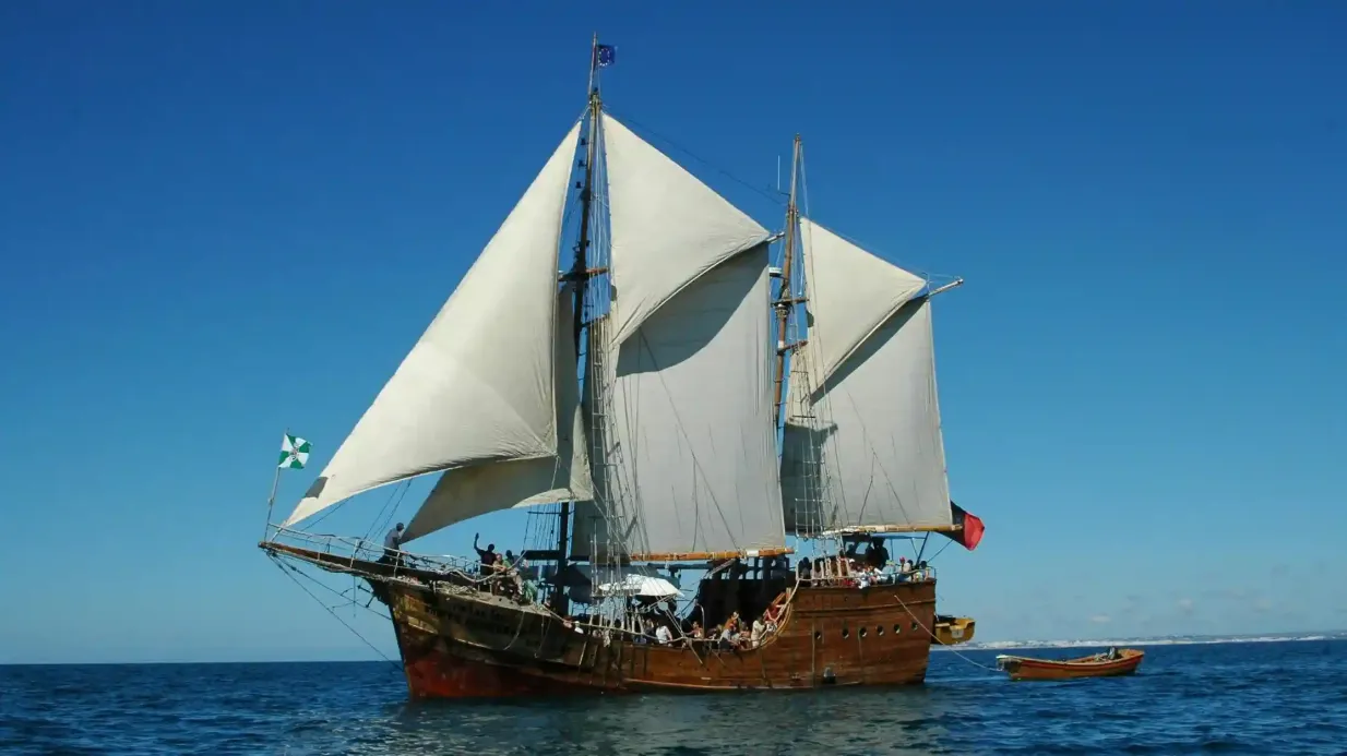 Lagos: Bootstour mit dem Piratenschiff am Nachmittag durch die Höhlen