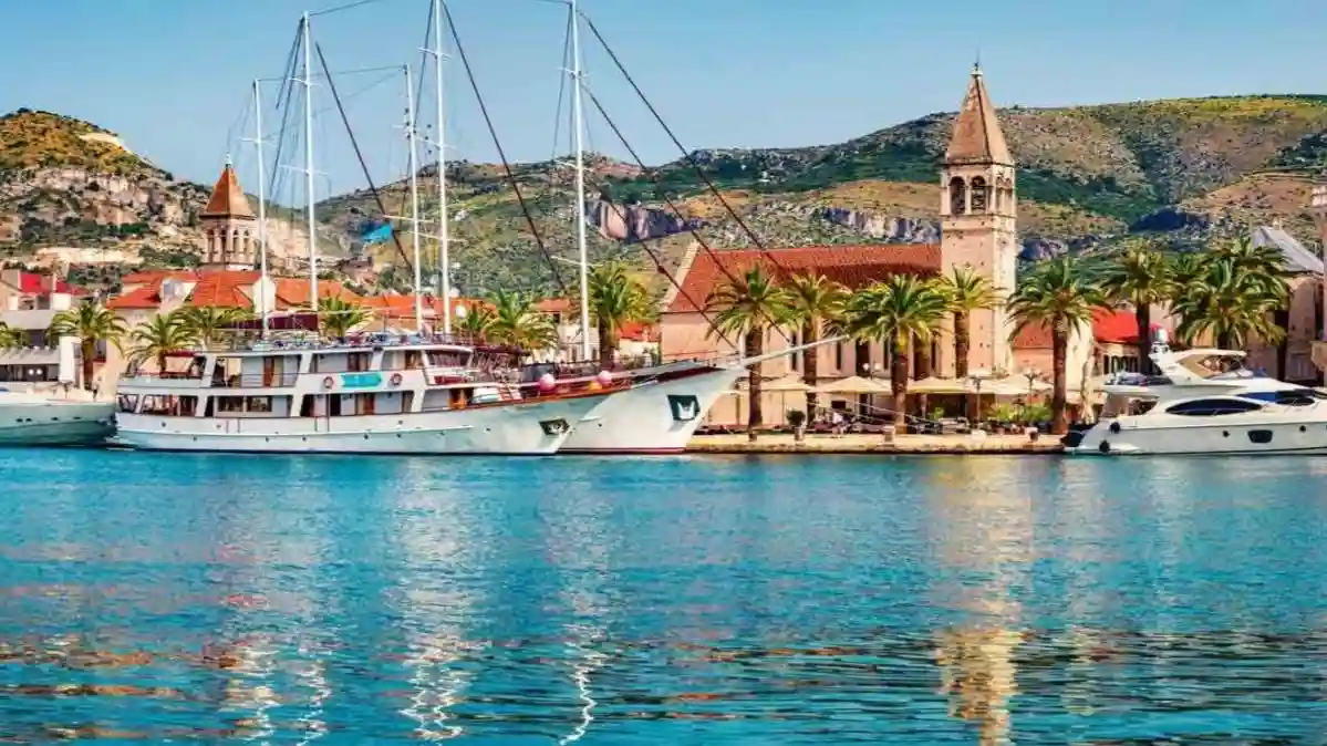 Split: 24 or 48-hr Hop-on Hop-off Bus Tour + Guided Walking Tour Provided by City Sightseeing LTD