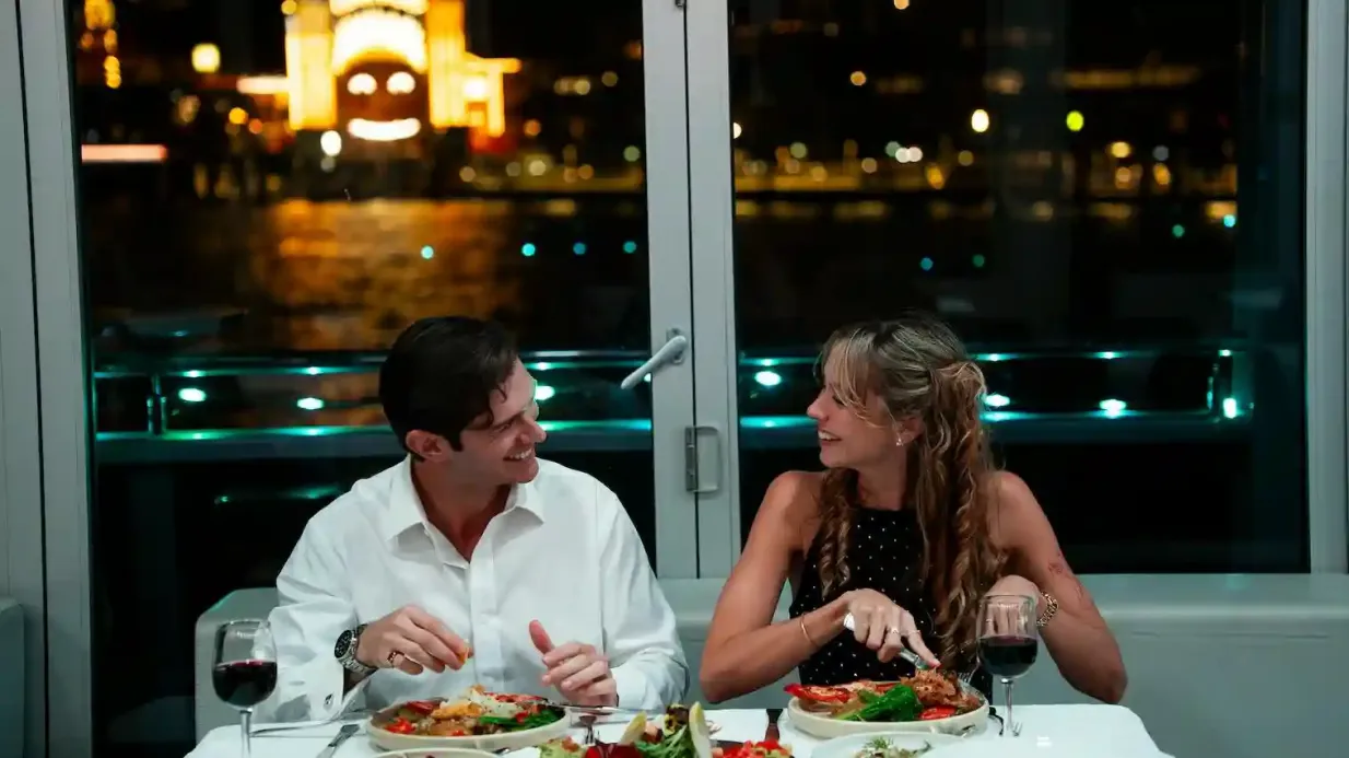Sydney Vivid Sydney Clearview Crucero con cena en barco de cristal