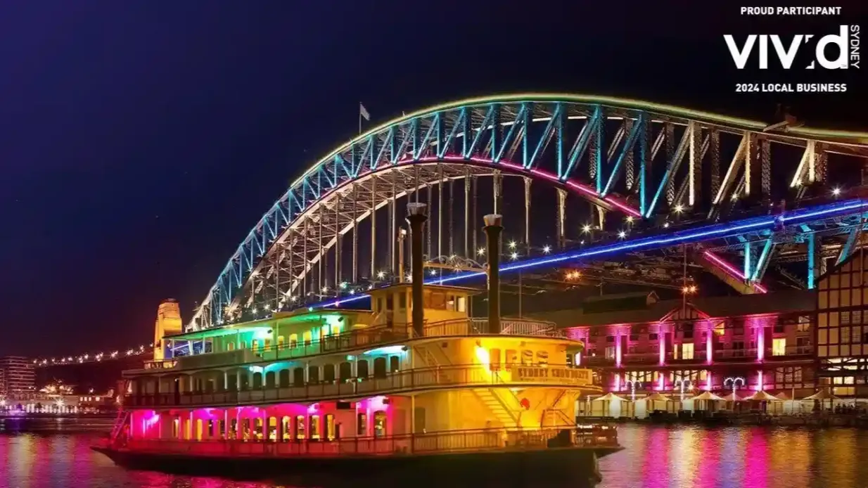 Sydney Showboat Vivid Sydney Cena en barco + espectáculo de cabaret