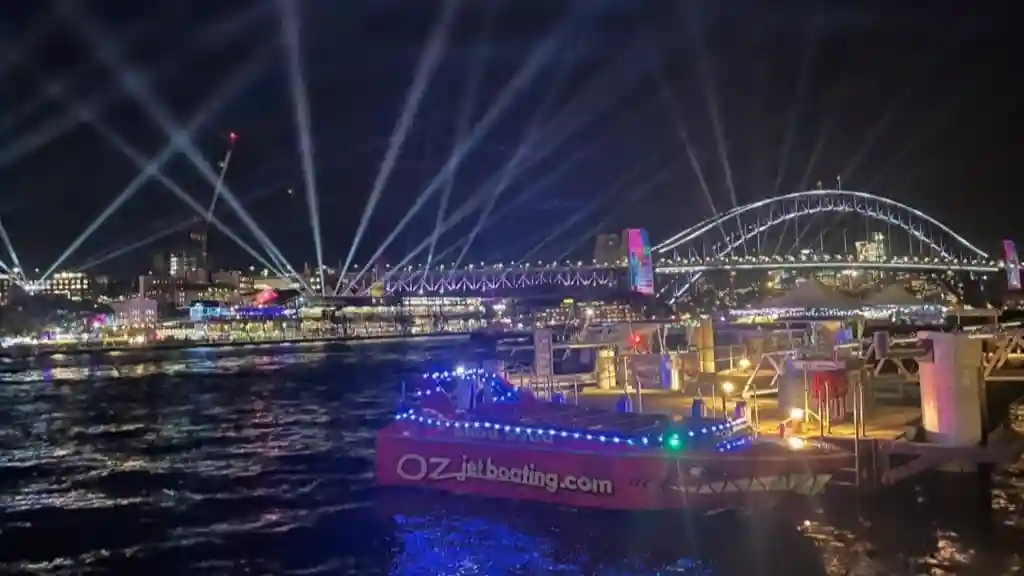 Hafen von Sydney: Oz Jet Boat Vivid Sydney