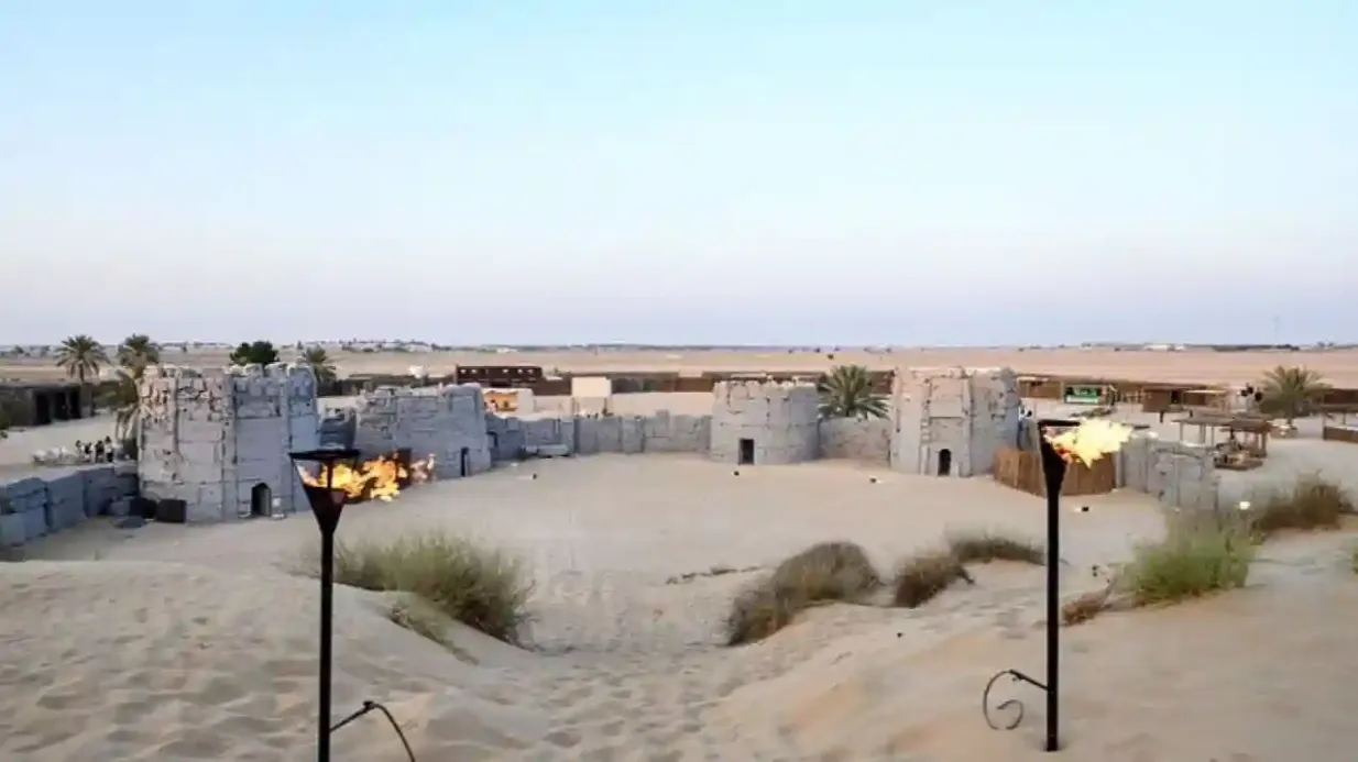 Dubai: Fort Lisaili mit Kamelritt, BBQ Dinner, Live Shows & Hoteltransfer
