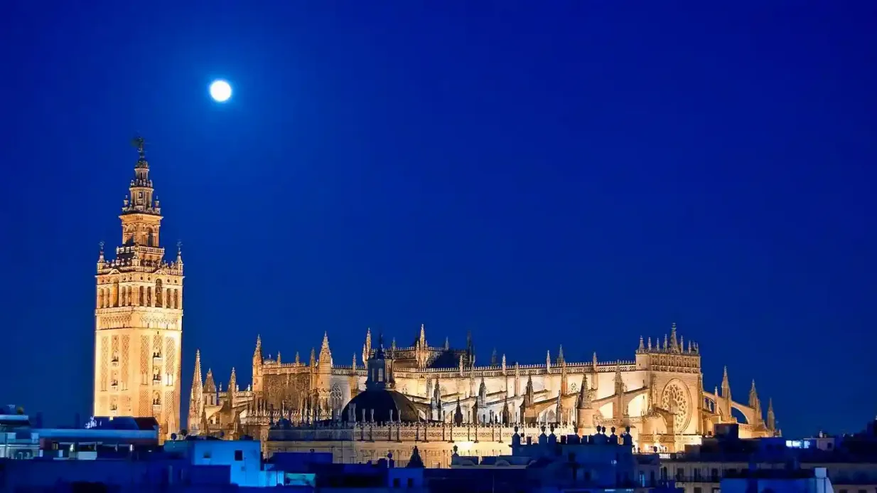 Catedral de Sevilla: Entrada sin colas + Visita guiada nocturna + Espectáculo de luces