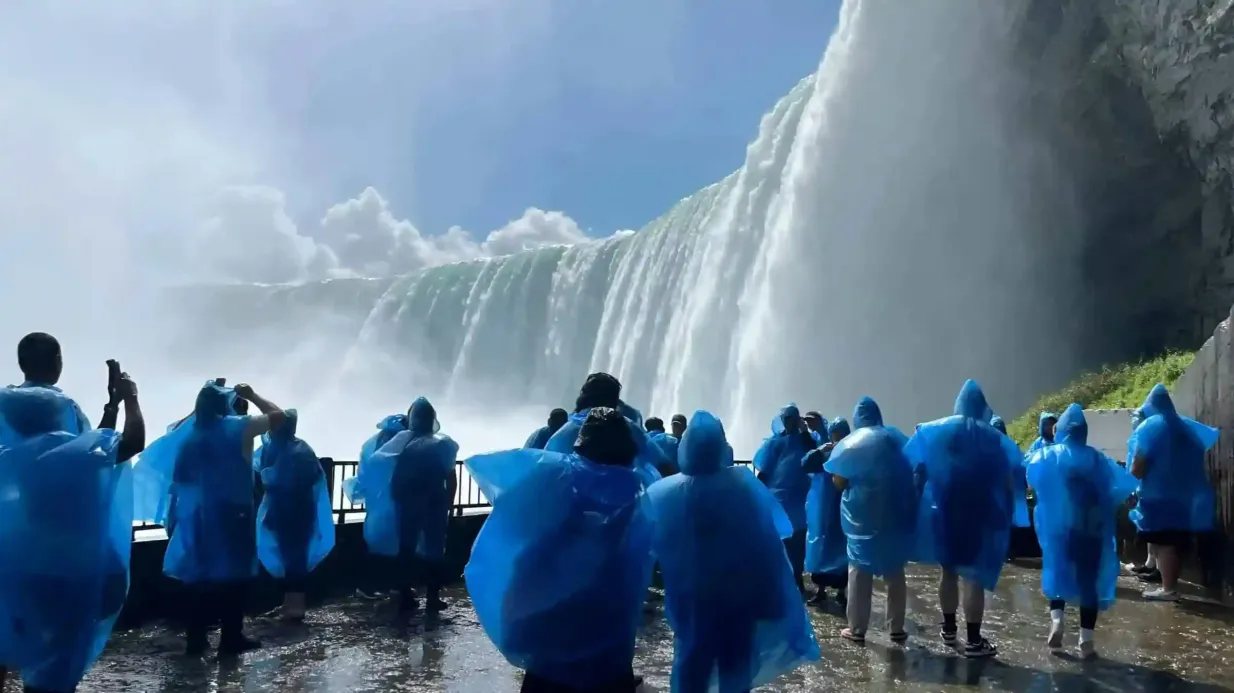 Niagara Falls: Day & Evening Guided Tour + Boat, Dinner & Illumination Options Provided by Queen Tour